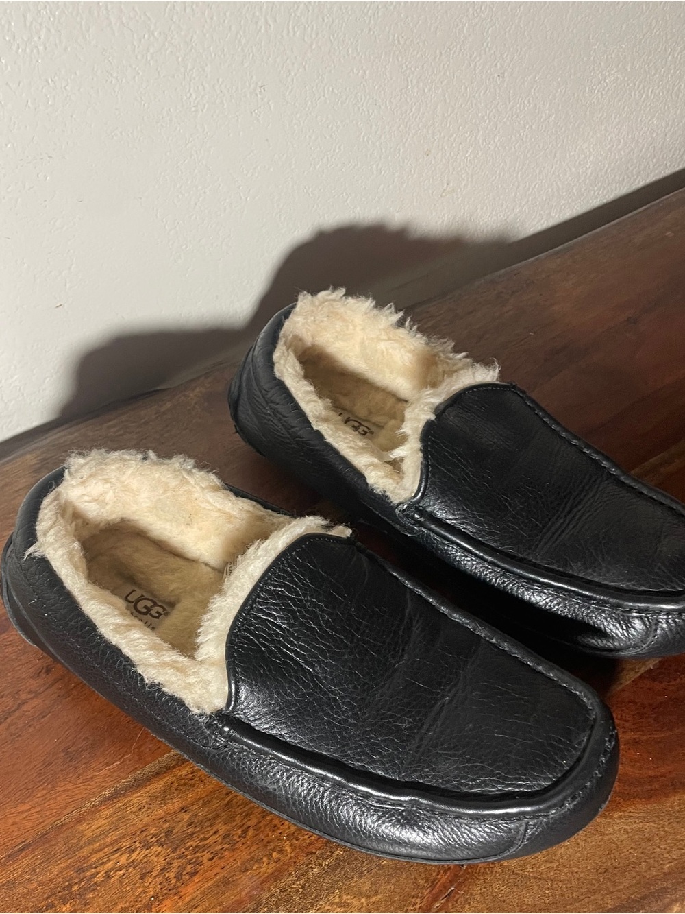 UGG Ascot 5379B Black Leather Shearling Slippers Men’s Size 8